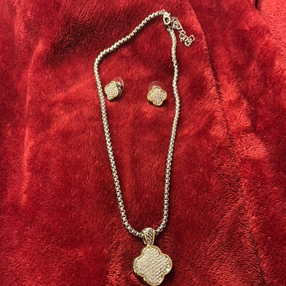 Elegant Gold and Silver Clover bling Jewelry Set - Picture 4 of 15